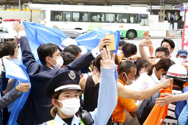 安倍晋三遇刺：图为日本奈良县的近铁大和西大寺站外的地方，日本前首相安倍晋三2022年7月8日在站外进行拉票演说时遭人枪击，后处于心肺停止状态。 事发时，现场约有30人。 图为案发后群众聚集围观。 （AP）