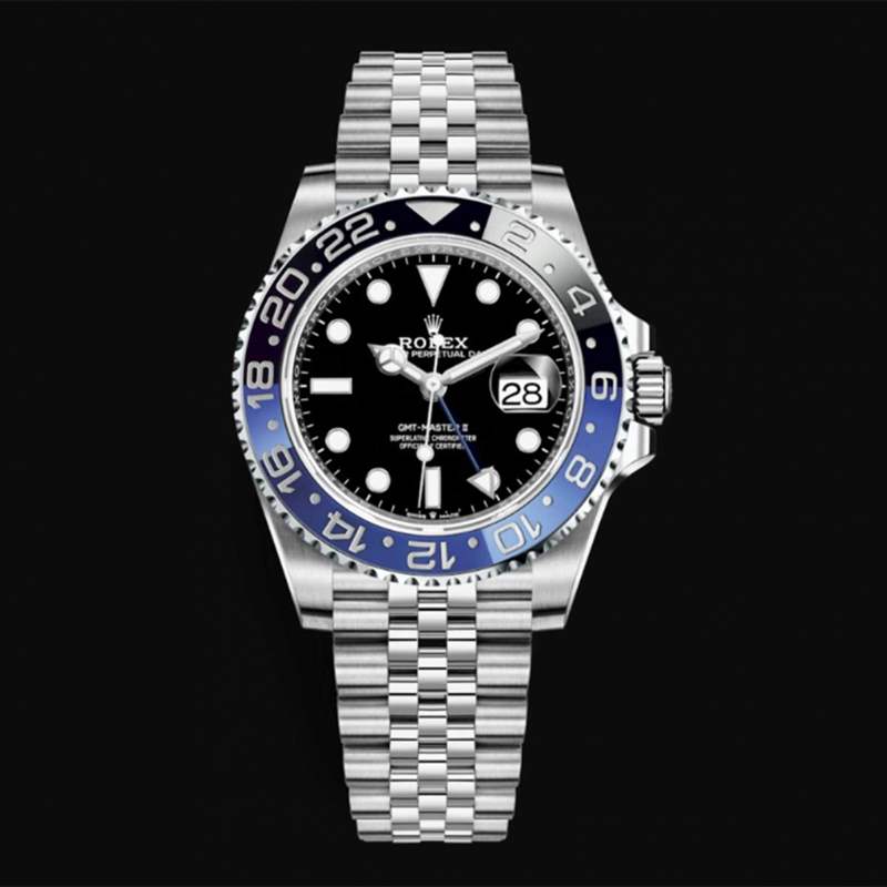 俗称蓝黑圈、BATMAN的Rolex GMT-Master II 116710BLNR是旧版本的款式，用的是三格表带，早已经