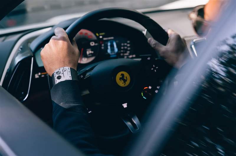 RM UP-01 Ferrari(图片来源:Richard Mille) Richard Mille首度联乘Ferrari 1.75mm成最薄表王轻盈却耐撞-复刻表