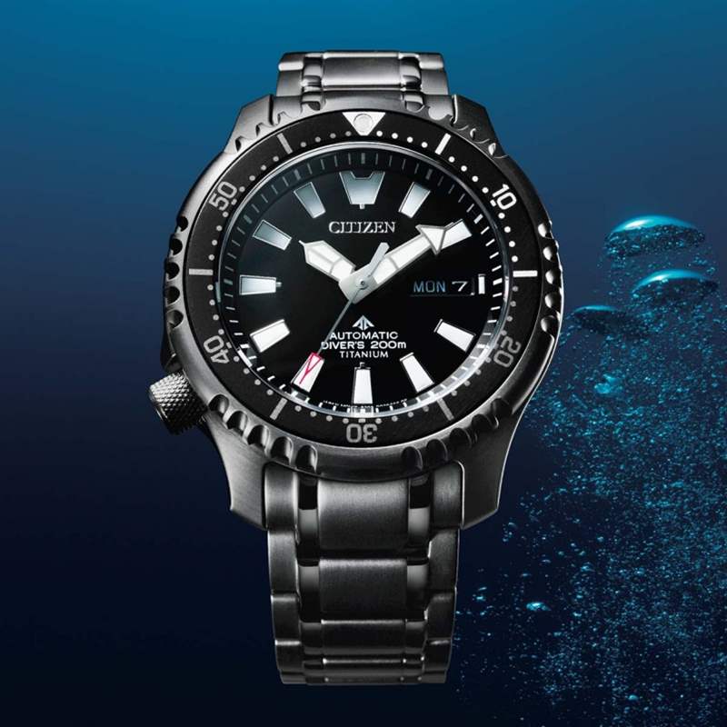 1970年推出全球首枚钛金属腕表– X-8 Chronometer。 超级钛™技术50周年亚洲限量版|型格黑魂CITIZEN PROMASTER 200M潜水机械腕表-复刻表