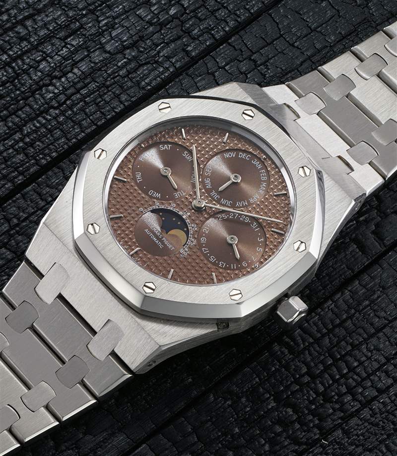 型號25654PT Royal Oak鉑金萬年曆腕錶，備棕色錶盤，由Asprey銷售，編號第1號，以1,022,200瑞士法郎成交（約809萬港元），創下皇家橡樹萬年曆世界拍賣紀錄（圖片來源：富藝斯）