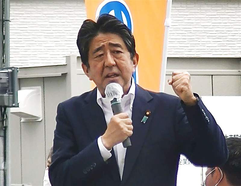 安倍晋三遇刺：日本前首相安倍晋三2022年7月8日早上在日本奈良进行竞选演讲时被人开枪射击，已被送到附近的一家医院。 图为影片截图，相中的安倍正在进行演说，但不久后便中枪倒地。 （AP）