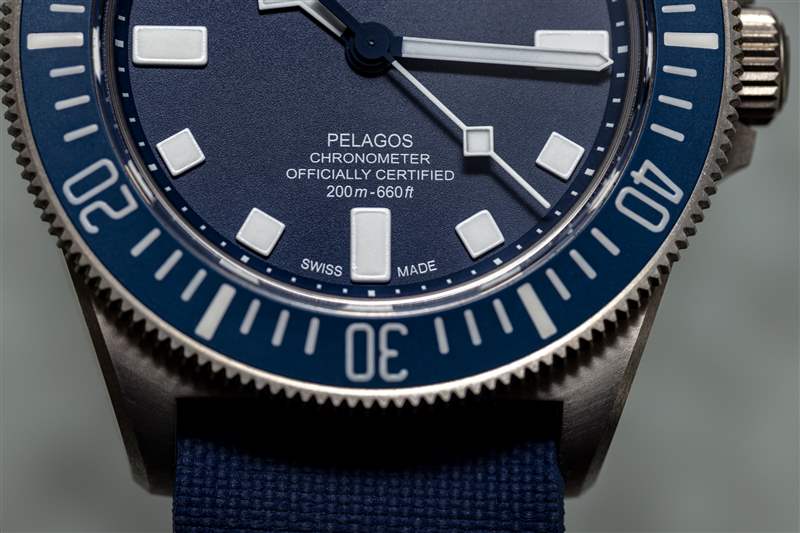 Tudor Pelagos FXD 表盘特写显示标记和表圈