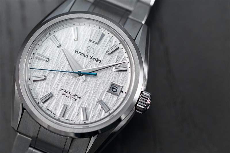 黑色背景中的 Grand Seiko“White Birch”手表