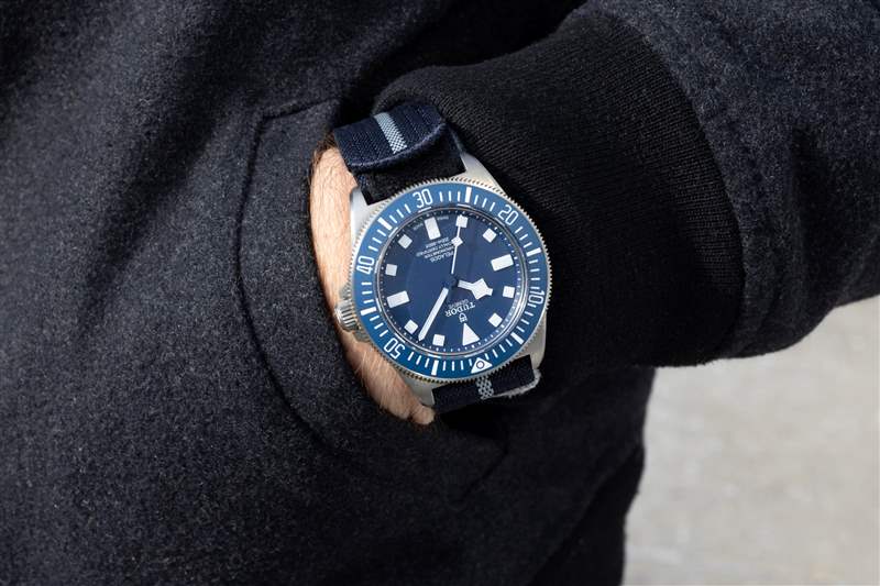 模特手腕上的 Tudor Pelagos FXD