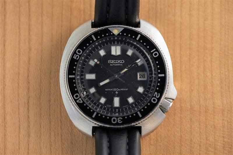 黑色表带上的 Seiko 手表