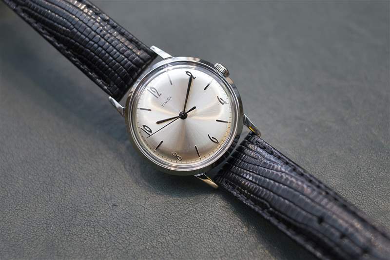 深色表带上的 Timex Marlin 手表