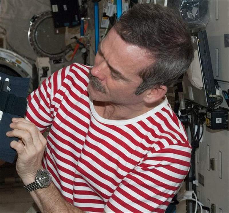 宇航员克里斯哈德菲尔德爱上了太空和他的欧米茄X-33手表-复刻表