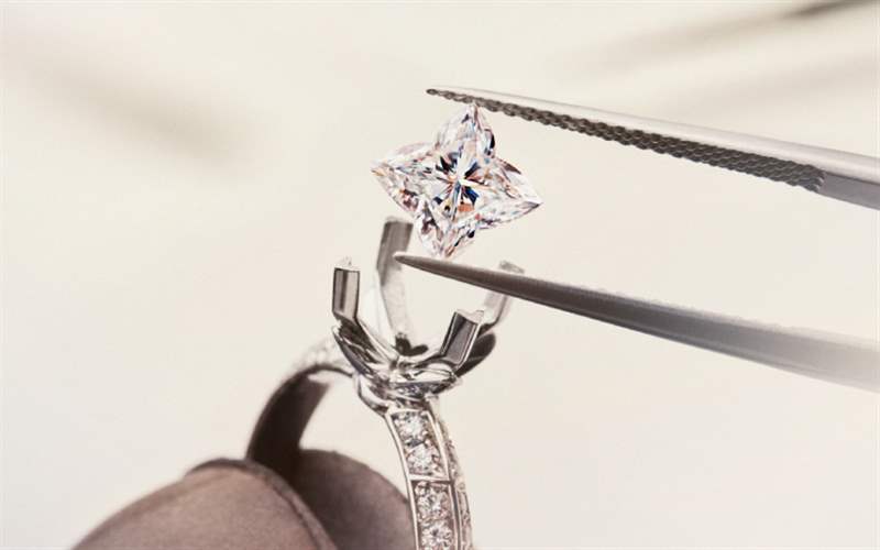 Louis Vuitton推出LV Diamonds系列:标志性LV Monogram星形钻石切割-复刻表