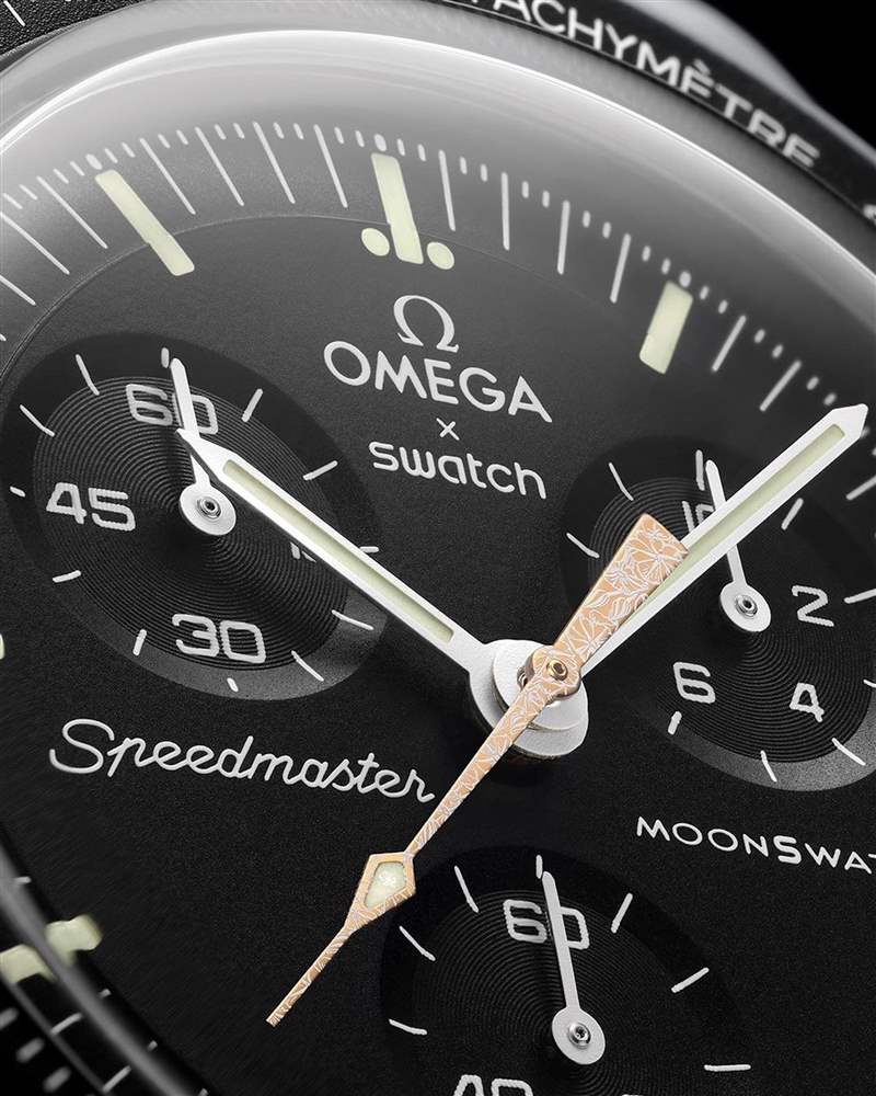 2023年6月Mission to Moonshine™ Gold的新亮點是在鍍Moonshine™金指針上加入白色花朵輪廓圖案。(IG@swatch) OMEGA MoonSwatch第5波!Moonshine大秒针有新「惊喜」你buy吗?-复刻表