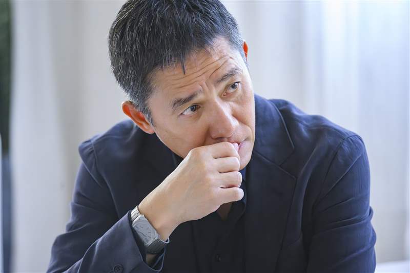 梁朝偉接受訪問時,戴上一枚BVLGARI Octo Finissimo Automatic腕錶(圖片來源:BVLGARI) 梁朝伟勇夺威尼斯终身成就奖成亚洲首例手上配饰反映个人特质-复刻表